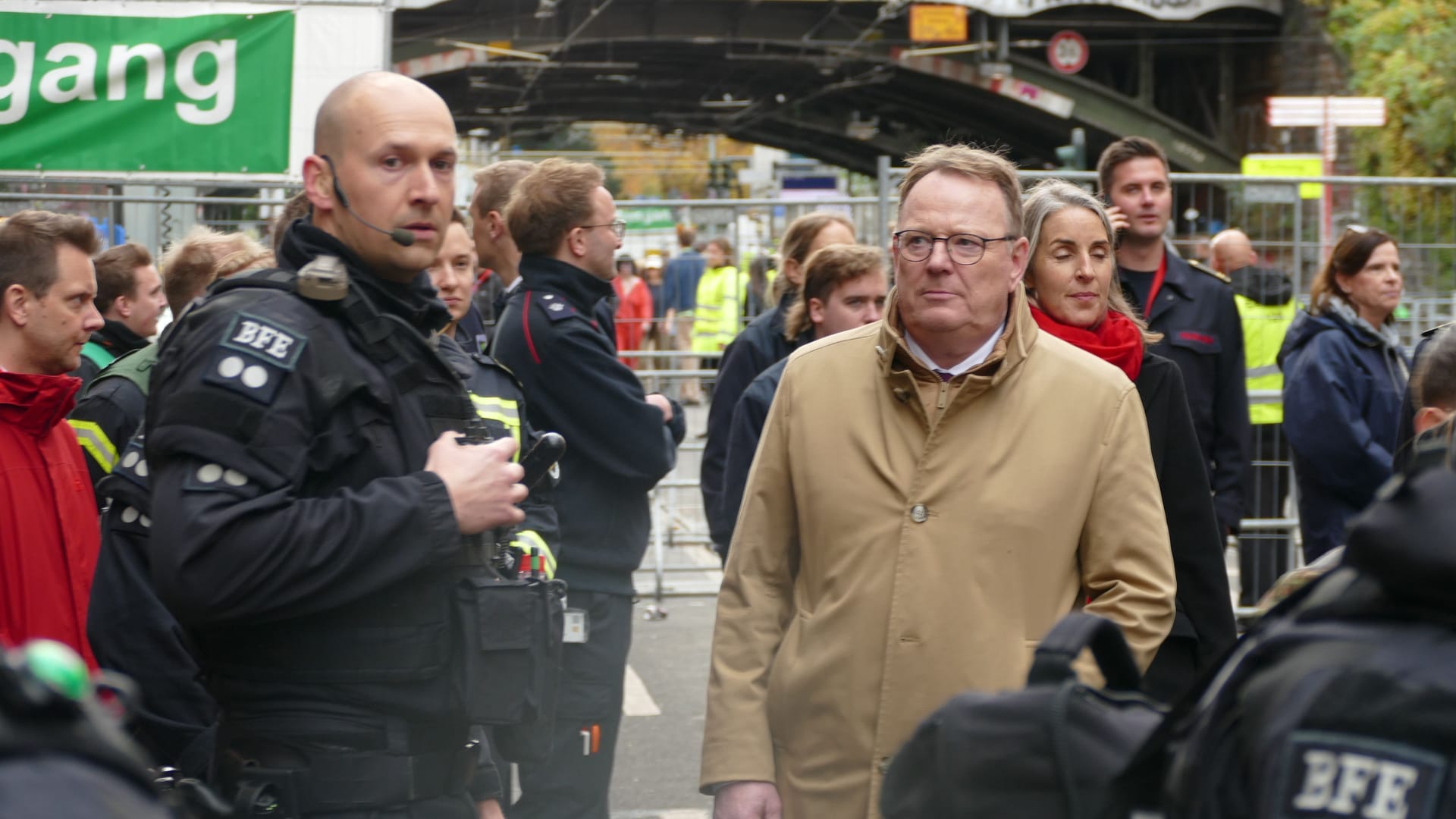 Oberbürgermeister Torsten Burmester besucht Sicherheitskräfte auf der Zülpicher Straße.