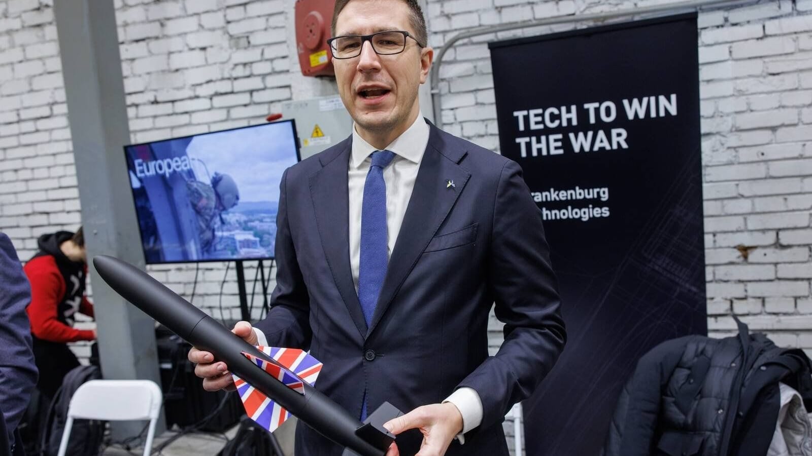 Kusti Salm, Geschäftsführer von Frankenburg Technologies, mit einem Kusti Salm, Geschäftsführer von Frankenburg Technologies, mit einem