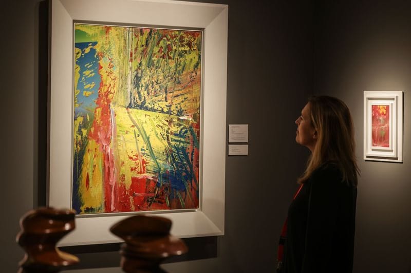 Eine Galeristin steht vor dem Bild "U.L." von Gerhard Richter: Das Bild kann zu einem Preis von 3,2 Millionen Euro gekauft werden.