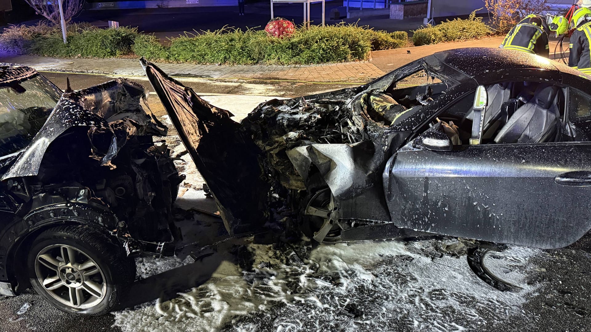 Trümmerfeld in Deggingen nach einem schweren Verkehrsunfall: Drei Menschen wurden schwer verletzt.