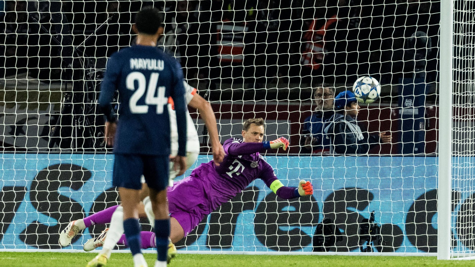 Manuel Neuer rettete den Bayern mit starken Paraden den Sieg. Manuel Neuer rettete den Bayern mit starken Paraden den Sieg.