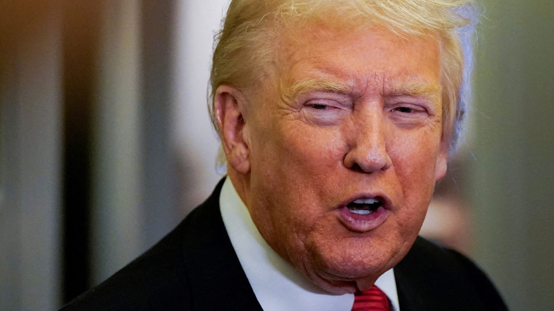 Trump beantwortet die Fragen von Reportern an Bord der Air Force One. Trump beantwortet die Fragen von Reportern an Bord der Air Force One.