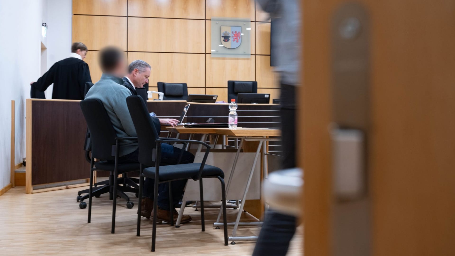Der Angeklagte (l) sitzt neben seinem Verteidiger Frank Ackermann vor Beginn des Strafverfahrens im Verhandlungssaal des Landgerichts. Der Angeklagte (l) sitzt neben seinem Verteidiger Frank Ackermann vor Beginn des Strafverfahrens im Verhandlungssaal des Landgerichts.