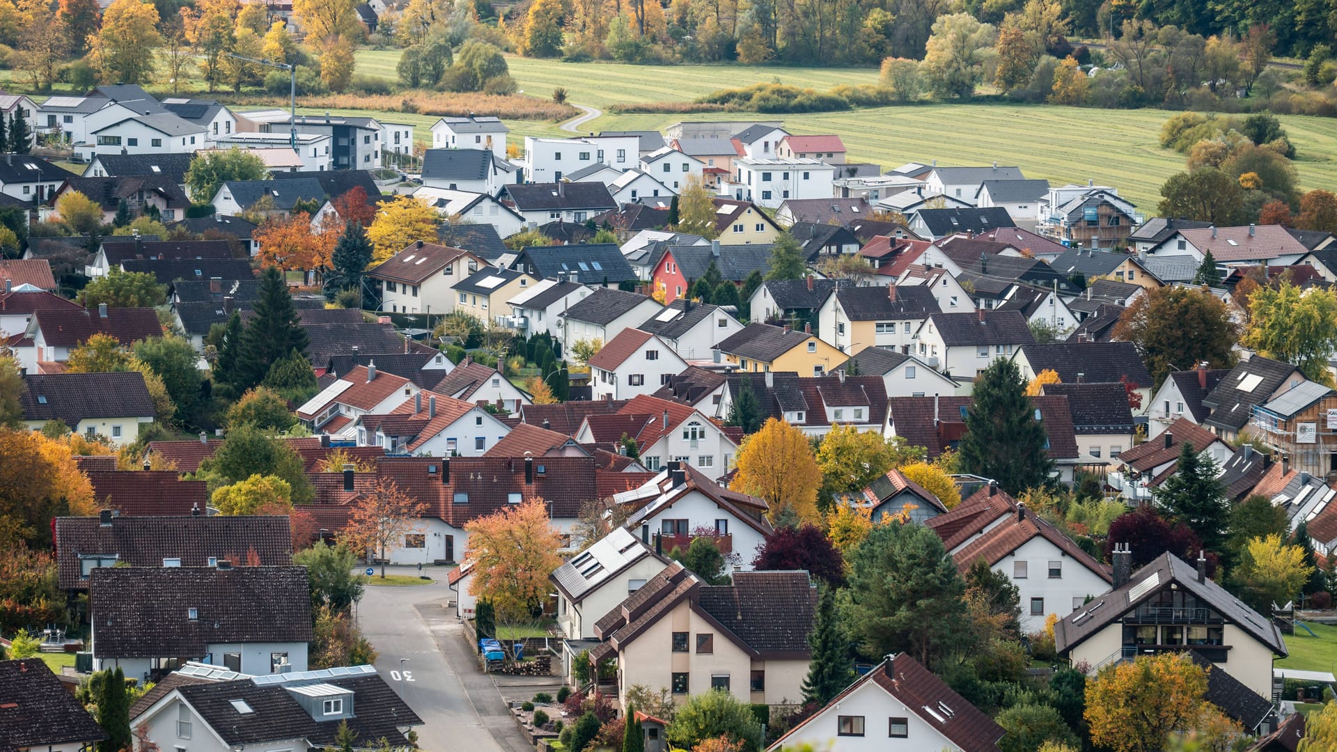 Immobilien in einem Wohngebiet: Die Reform der Grundsteuer hat eine Klagewelle vor den Finanzgerichten nach sich gezogen. Immobilien in einem Wohngebiet: Die Reform der Grundsteuer hat eine Klagewelle vor den Finanzgerichten nach sich gezogen.