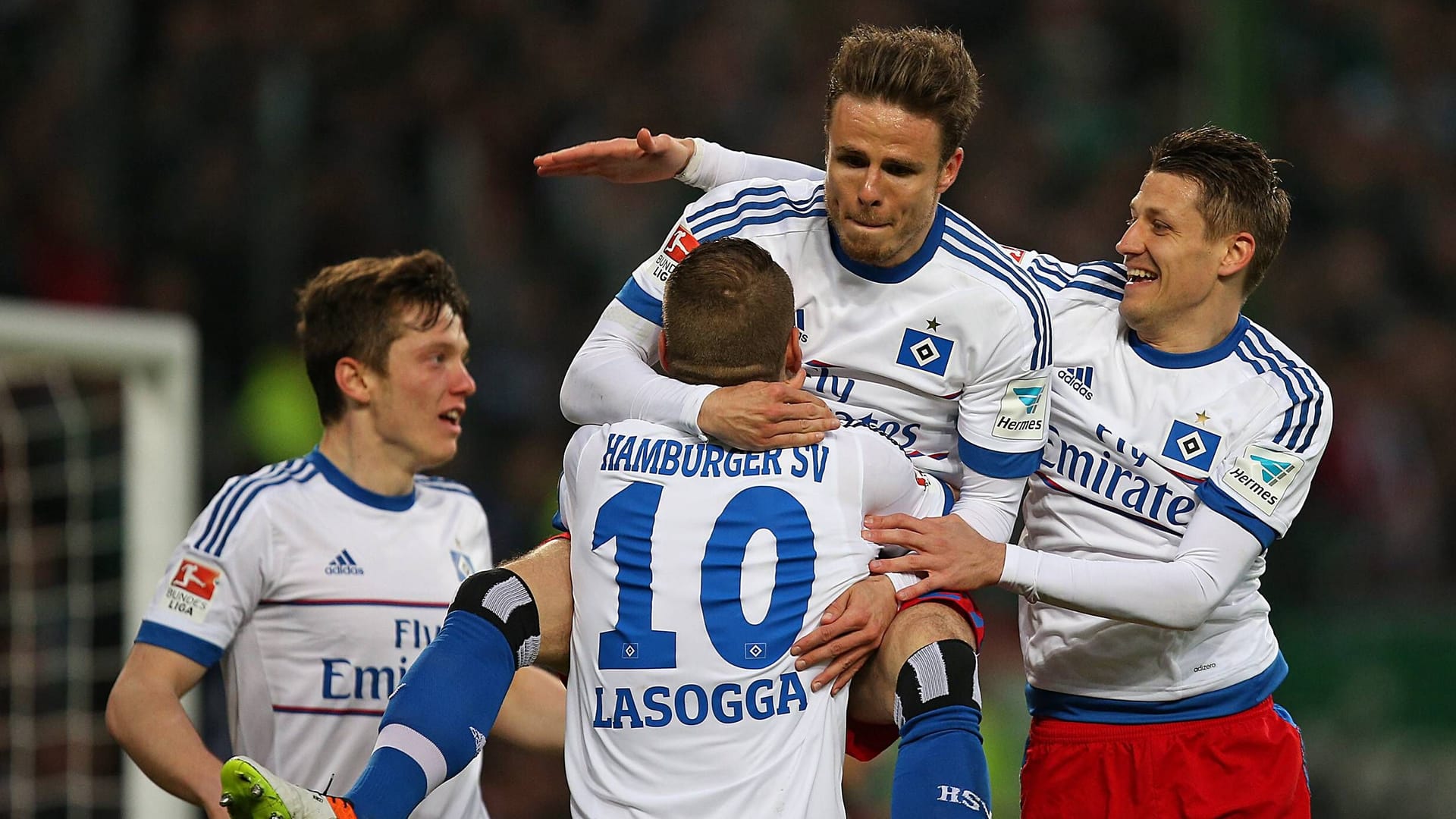 Nicolai Müller (o.) stürzt sich auf Pierre-Michel Lasogga (Archivbild): 2016 sicherte sich der HSV mit einem Derbysieg den Klassenerhalt. Nicolai Müller (o.) stürzt sich auf Pierre-Michel Lasogga (Archivbild): 2016 sicherte sich der HSV mit einem Derbysieg den Klassenerhalt.