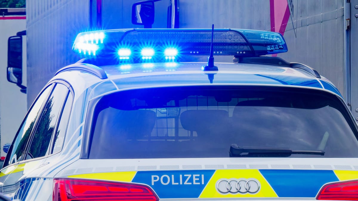 Unfall auf der Autobahn: Bus mit Häftlingen verunglückt Unfall auf der Autobahn: Bus mit Häftlingen verunglückt