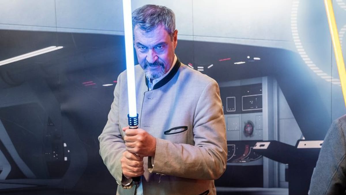 CSU-Chef Söder erhält als Geschenke immer Lichtschwerter oder Würstchen