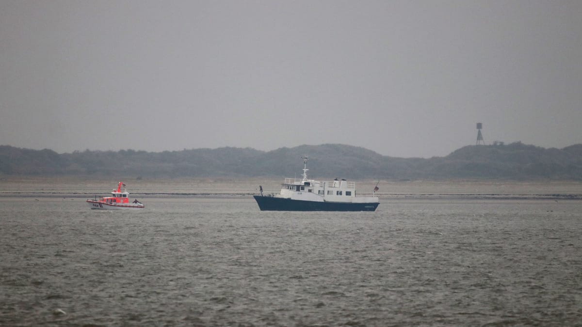 Bestattungsschiff auf Sandbank gelaufen – Passagiere von Bord geholt