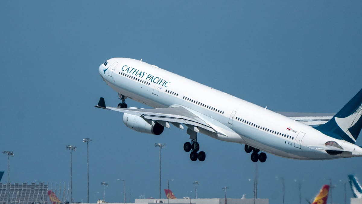 Mann will in Tausenden Metern Höhe Tür öffnen