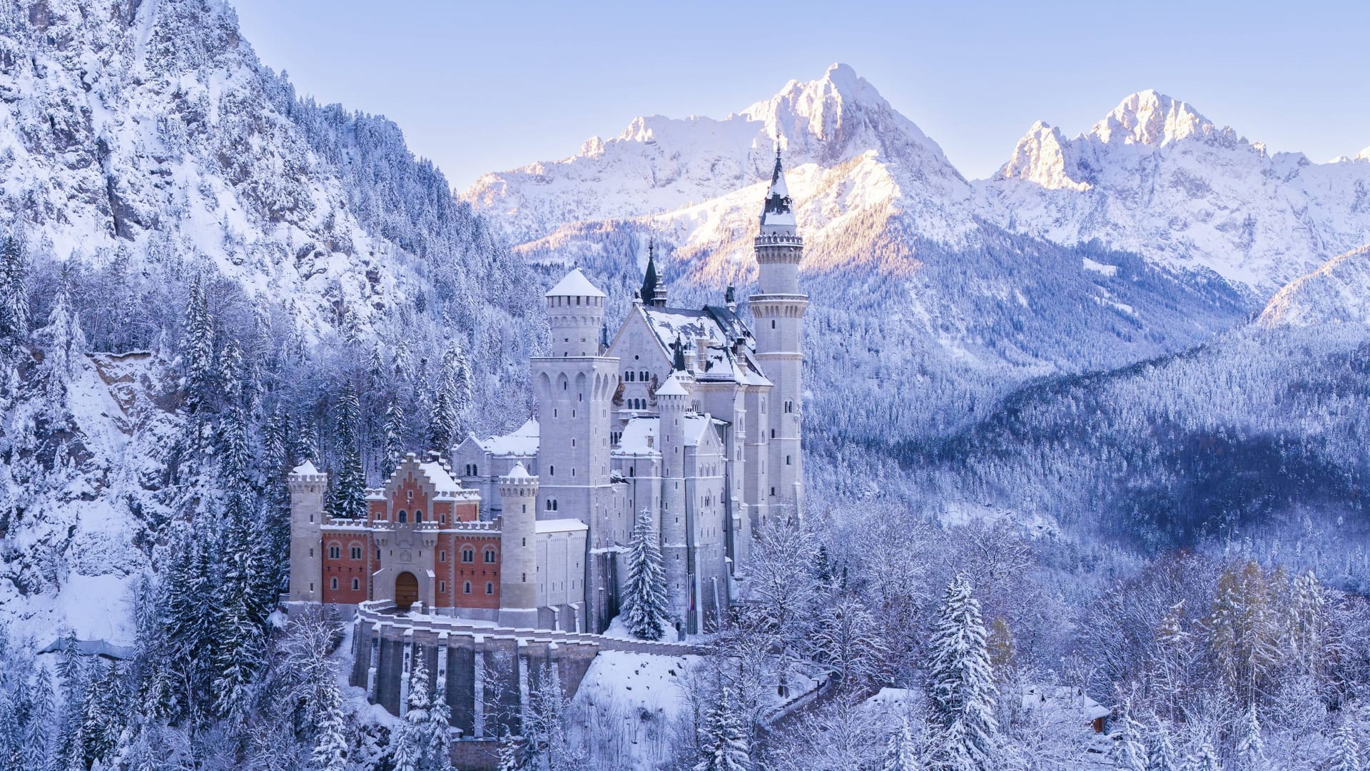 Schnee im Winter am Schloss Neuschwanstein (Archivbild): Weiße Weihnachten wird es laut Wetterprognosen – wenn überhaupt – wohl nur im Bergland geben.