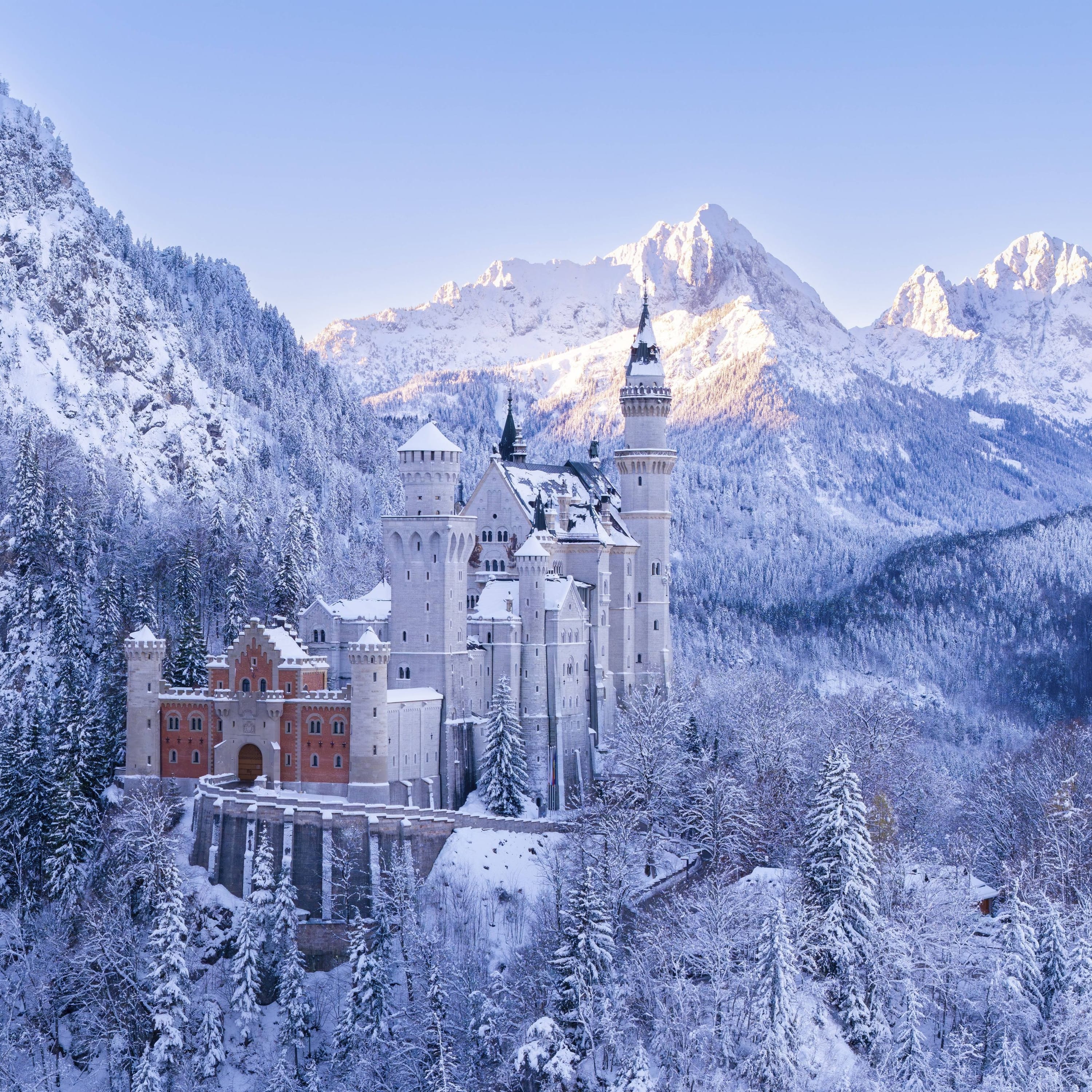 Schnee im Winter am Schloss Neuschwanstein (Archivbild): Weiße Weihnachten wird es laut Wetterprognosen – wenn überhaupt – wohl nur im Bergland geben.