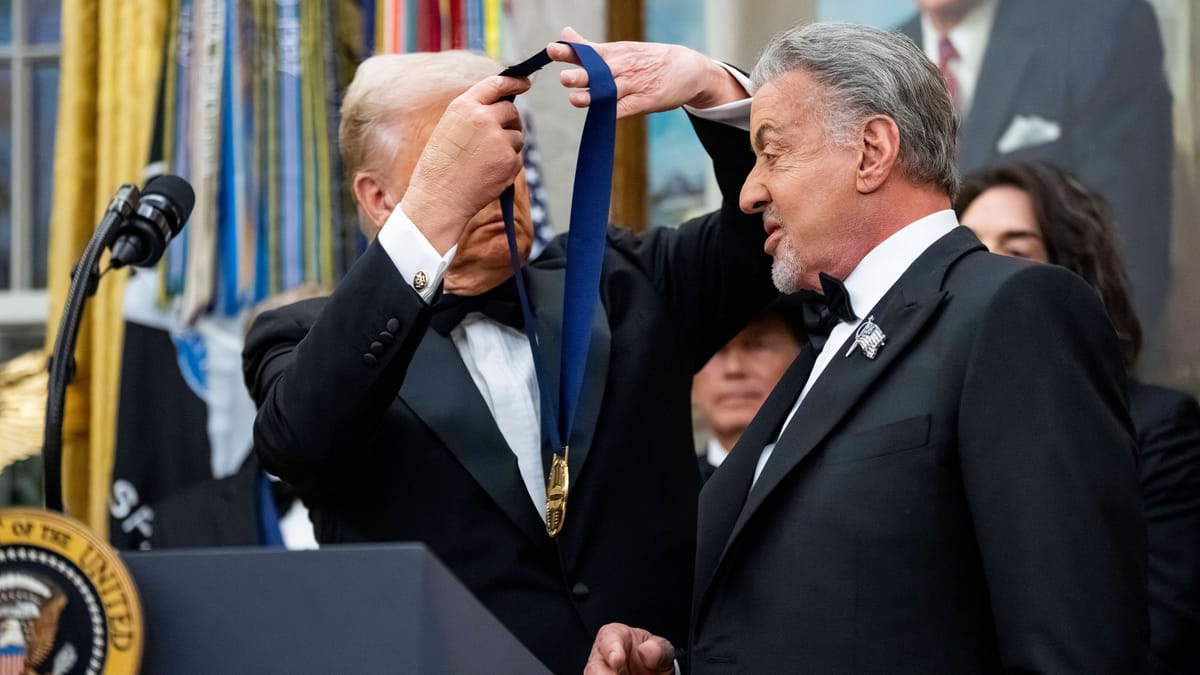 Trump zeichnet Stallone aus – Hollywoodstar zeigt sich mit Gehstock