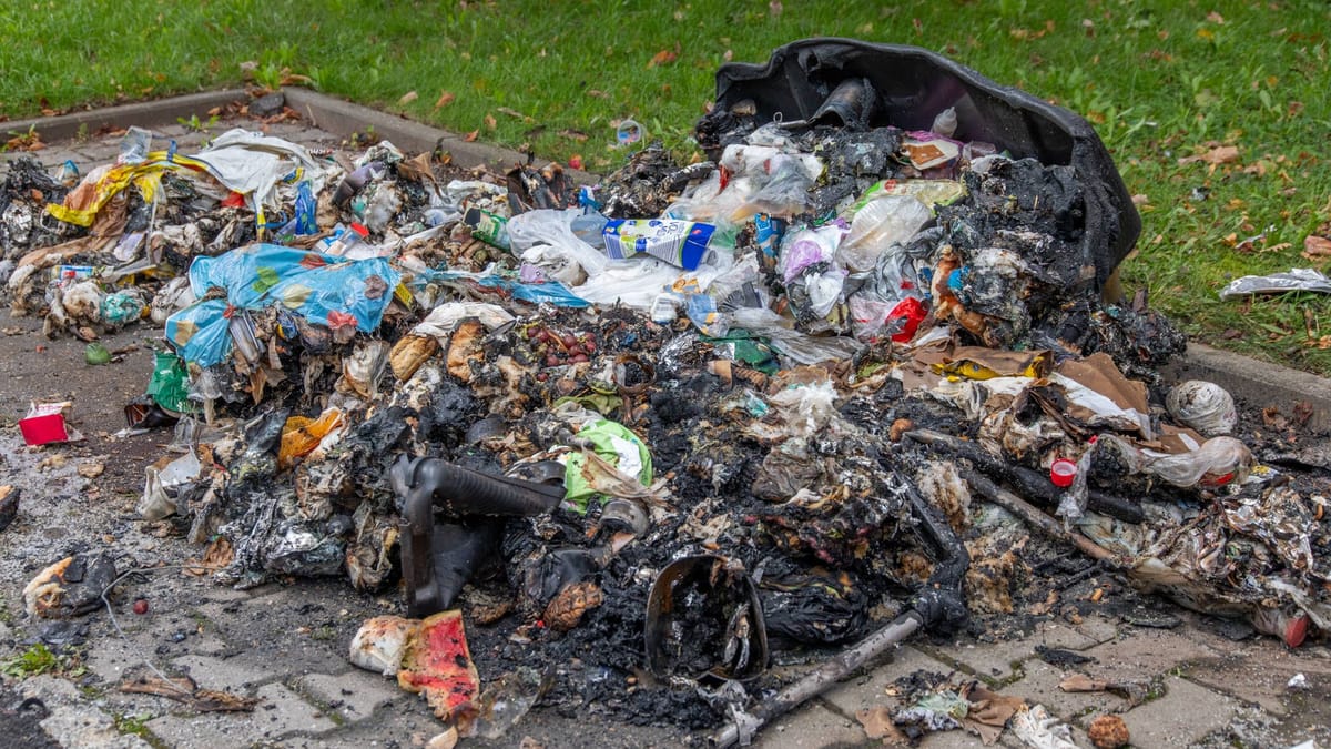 Dresden: Unbekannte setzen Autos und Mülltonnen in Brand