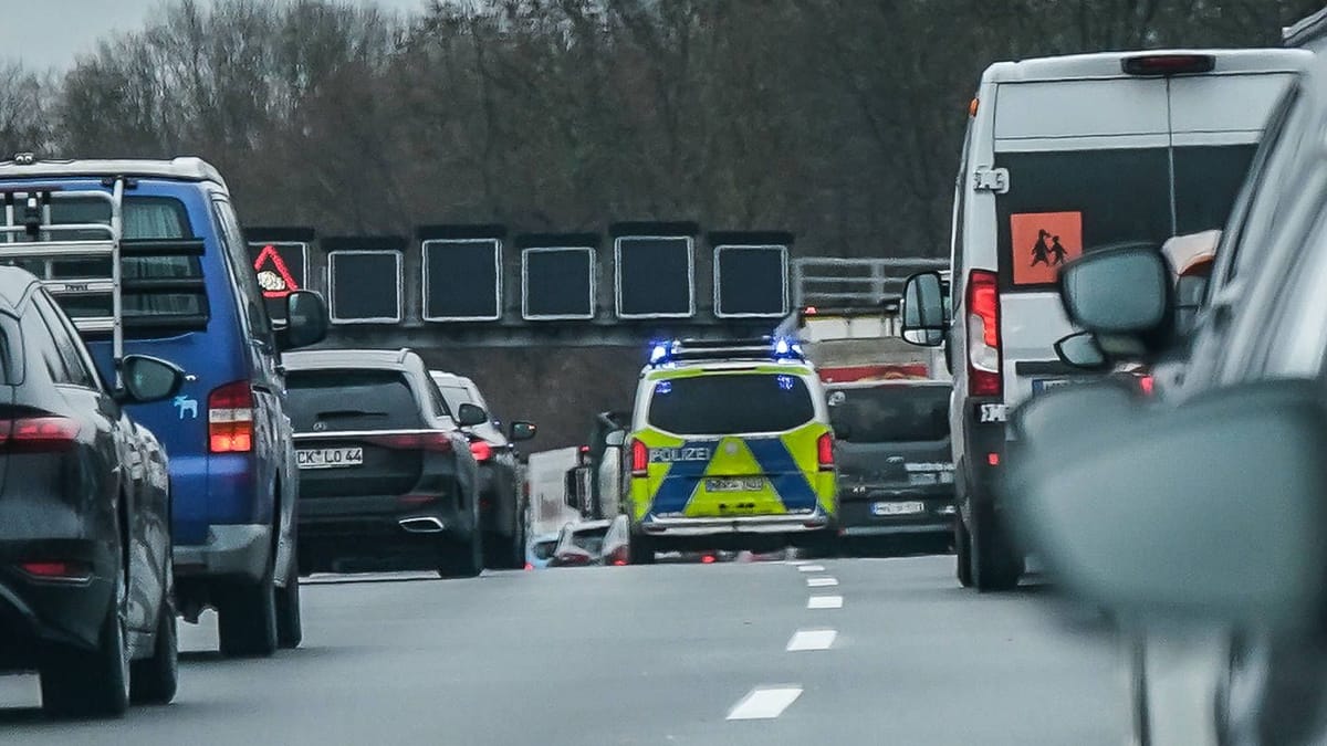 A4 bei Köln teils gesperrt: Auto schleudert auf Lkw A4 bei Köln teils gesperrt: Auto schleudert auf Lkw