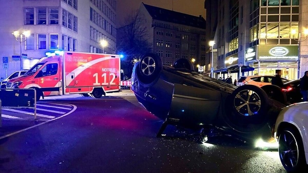 Auto überschlägt sich nach Unfall auf Friedrichstraße