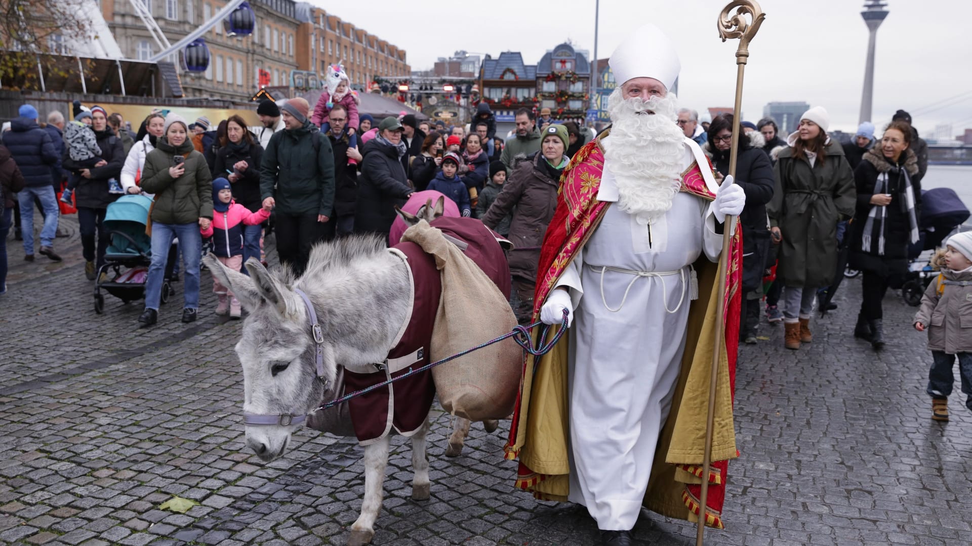 Nikolaus mit Esel in Düsseldorf: Der heilige Mann erreichte das Rathaus mit tierischer Begleitung.