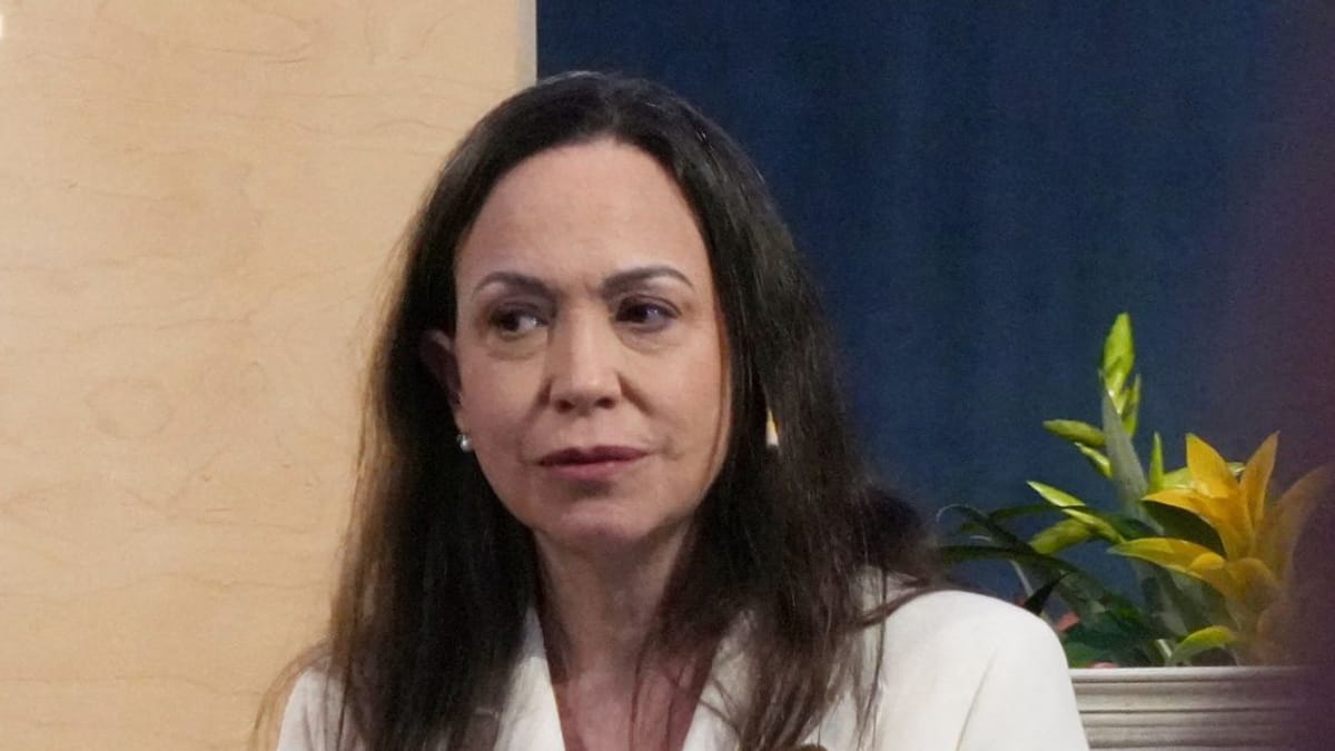 Nobelpreistr-gerin-Machado-floh-verkleidet-und-mit-Per-cke