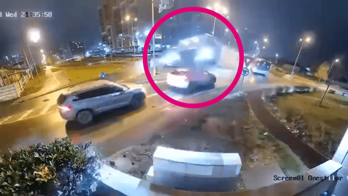 Rum-nien-Fliegendes-Auto-schie-t-ber-Kreuzung