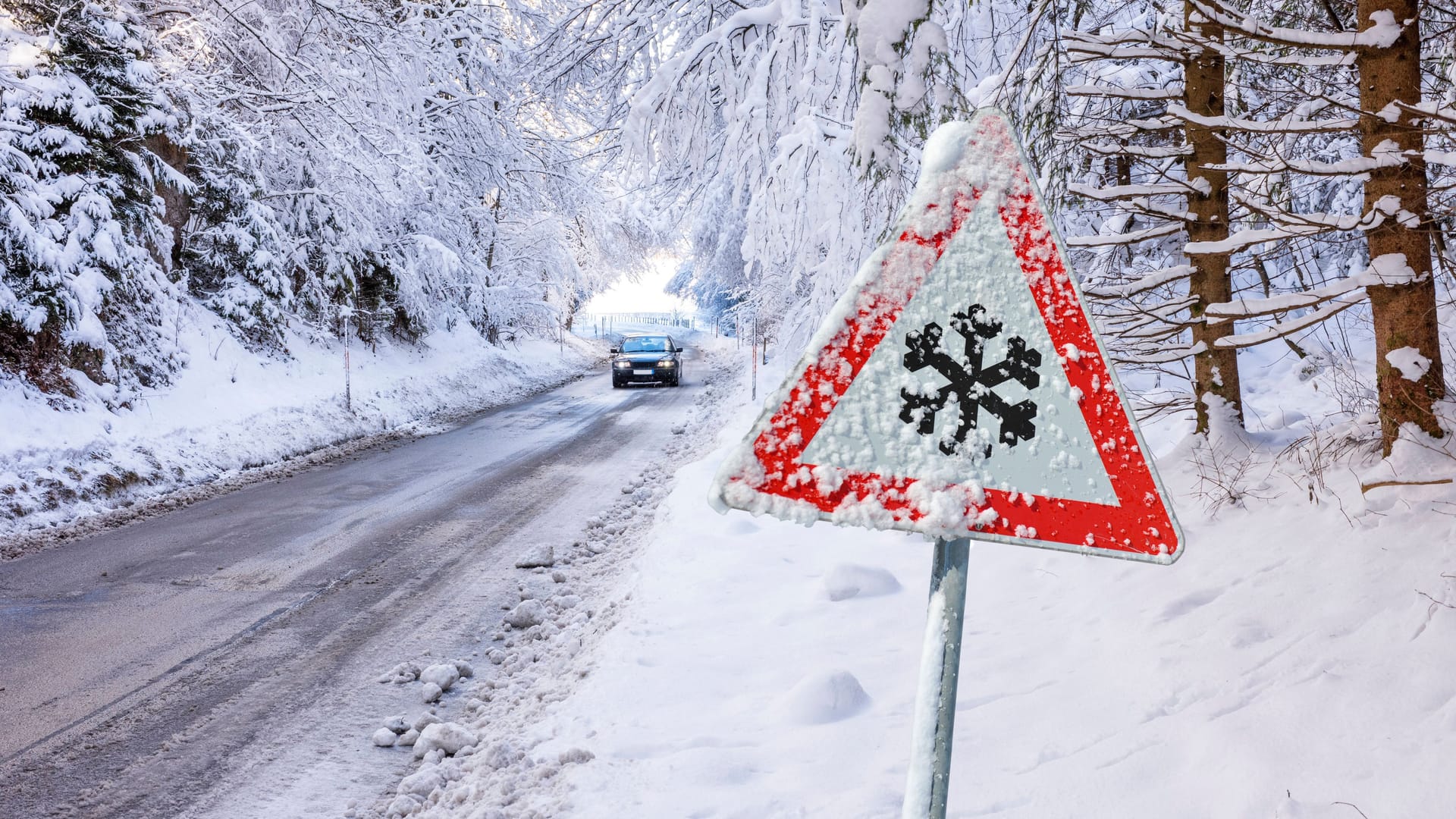 Ein Verkehrsschild warnt vor Schnee, Eis und Glätte auf der Straße: In Deutschland wird Schnee zu Weihnachten zu einer Seltenheit.