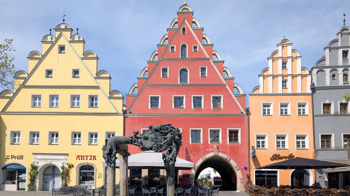 Weihnachtsbaum in Weiden löst Diskussionen aus – hässlichster Baum?