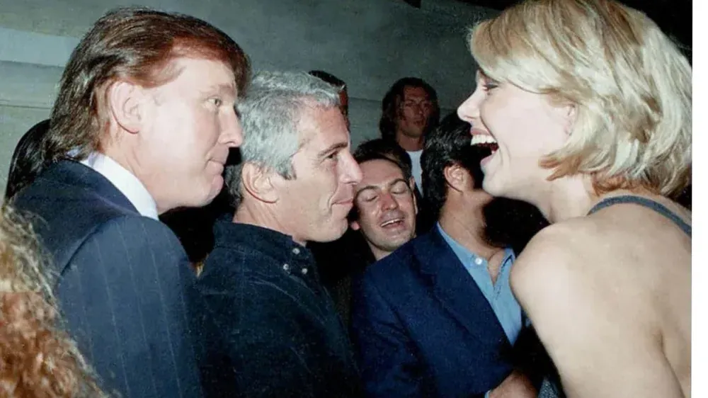 Donald Trump (l) mit Jeffrey Epstein und einer jungen Frau: Dieses Foto stammt aus Aufnahmen von Jeffrey Epsteins Nachlass. Donald Trump (l) mit Jeffrey Epstein und einer jungen Frau: Dieses Foto stammt aus Aufnahmen von Jeffrey Epsteins Nachlass.