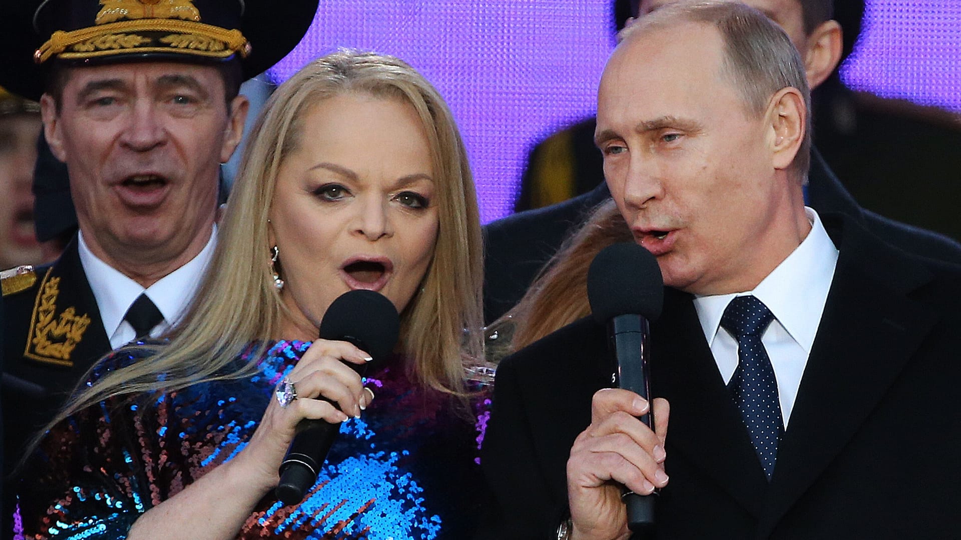 Larissa Dolina und Wladimir Putin während eines Konzerts 2015 zur Feier der Annexion der ukrainischen Halbinsel Krim. Larissa Dolina und Wladimir Putin während eines Konzerts 2015 zur Feier der Annexion der ukrainischen Halbinsel Krim.