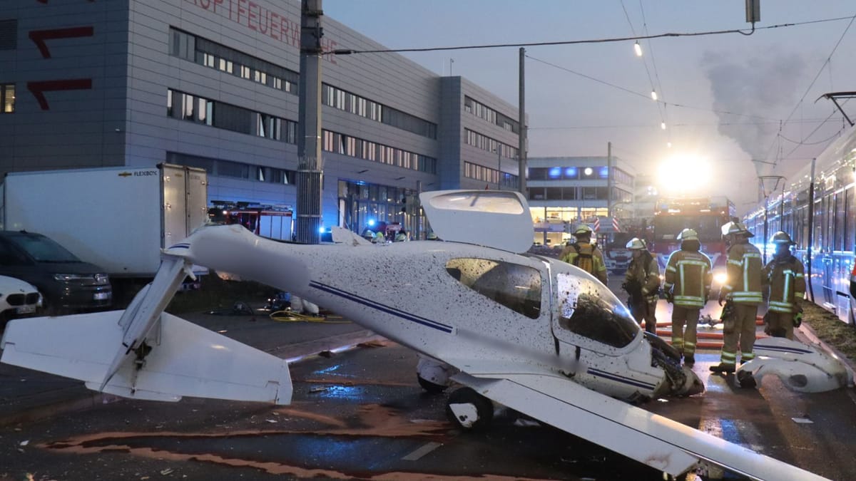 Motorsegler muss auf viel befahrener Straße notlanden Motorsegler muss auf viel befahrener Straße notlanden