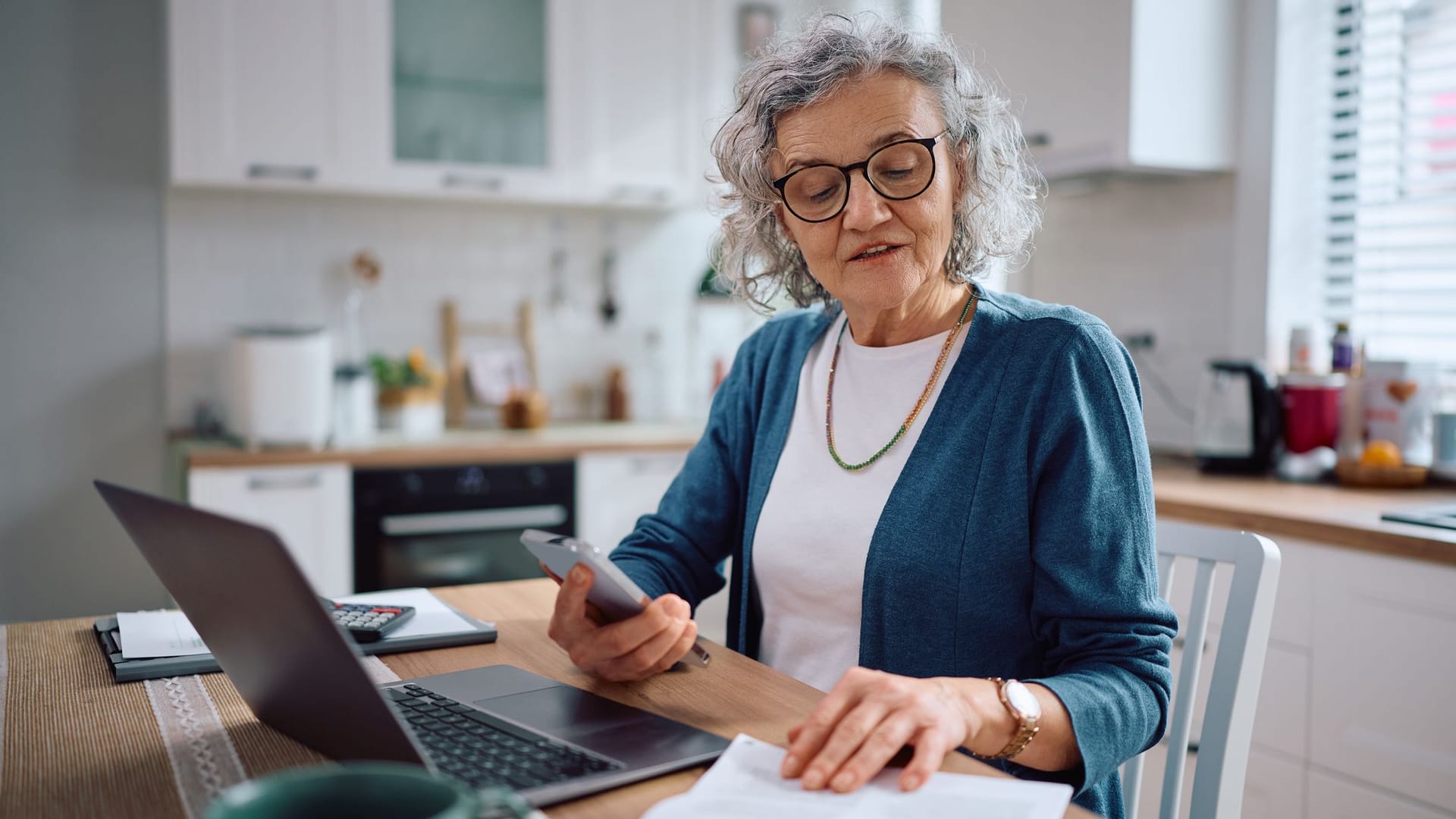 Rentnerin prüft ihre Finanzen (Symbolbild): Das Rentenpaket der Bundesregierung hält vor allem für die ältere Generation Verbesserungen bereit.