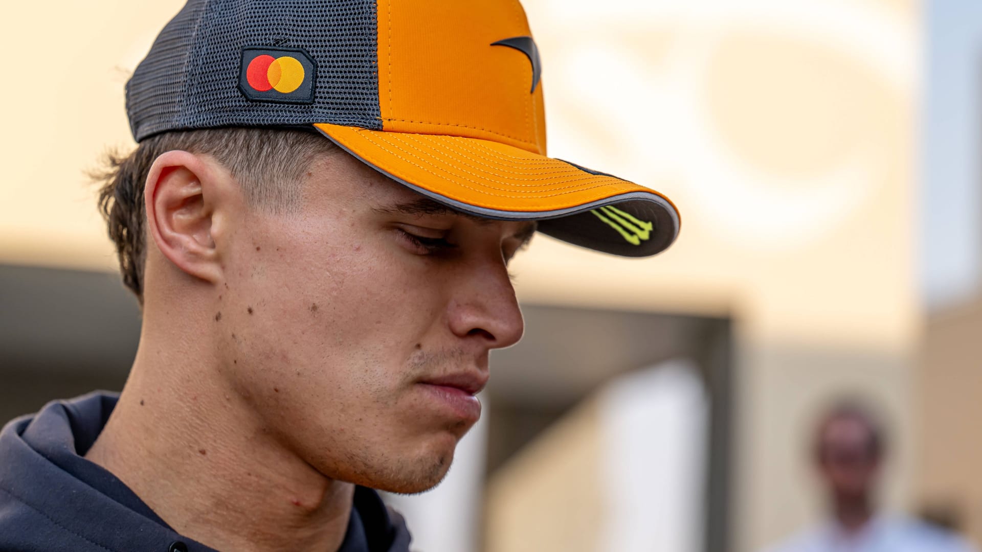 Unter Druck: Für den WM-Führenden Lando Norris könnte das letzte Rennen 2025 im Debakel enden. Unter Druck: Für den WM-Führenden Lando Norris könnte das letzte Rennen 2025 im Debakel enden.