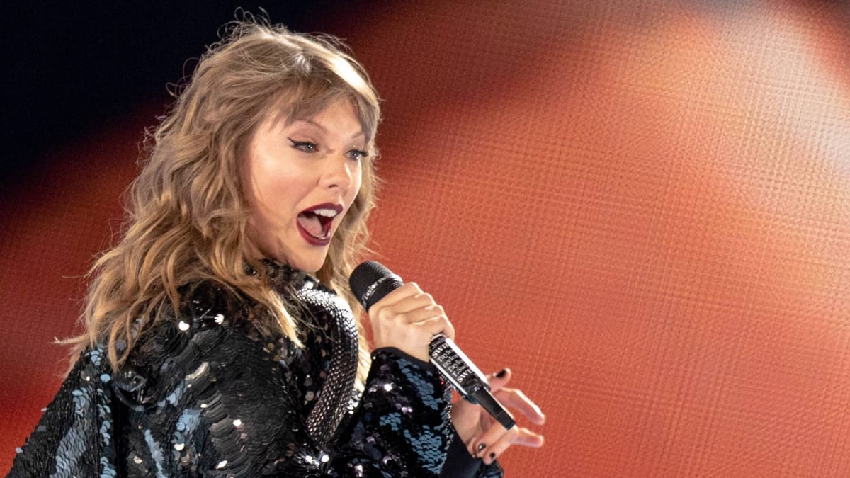 Taylor Swift verschenkt Millionen an ihre Mitarbeiter Taylor Swift verschenkt Millionen an ihre Mitarbeiter