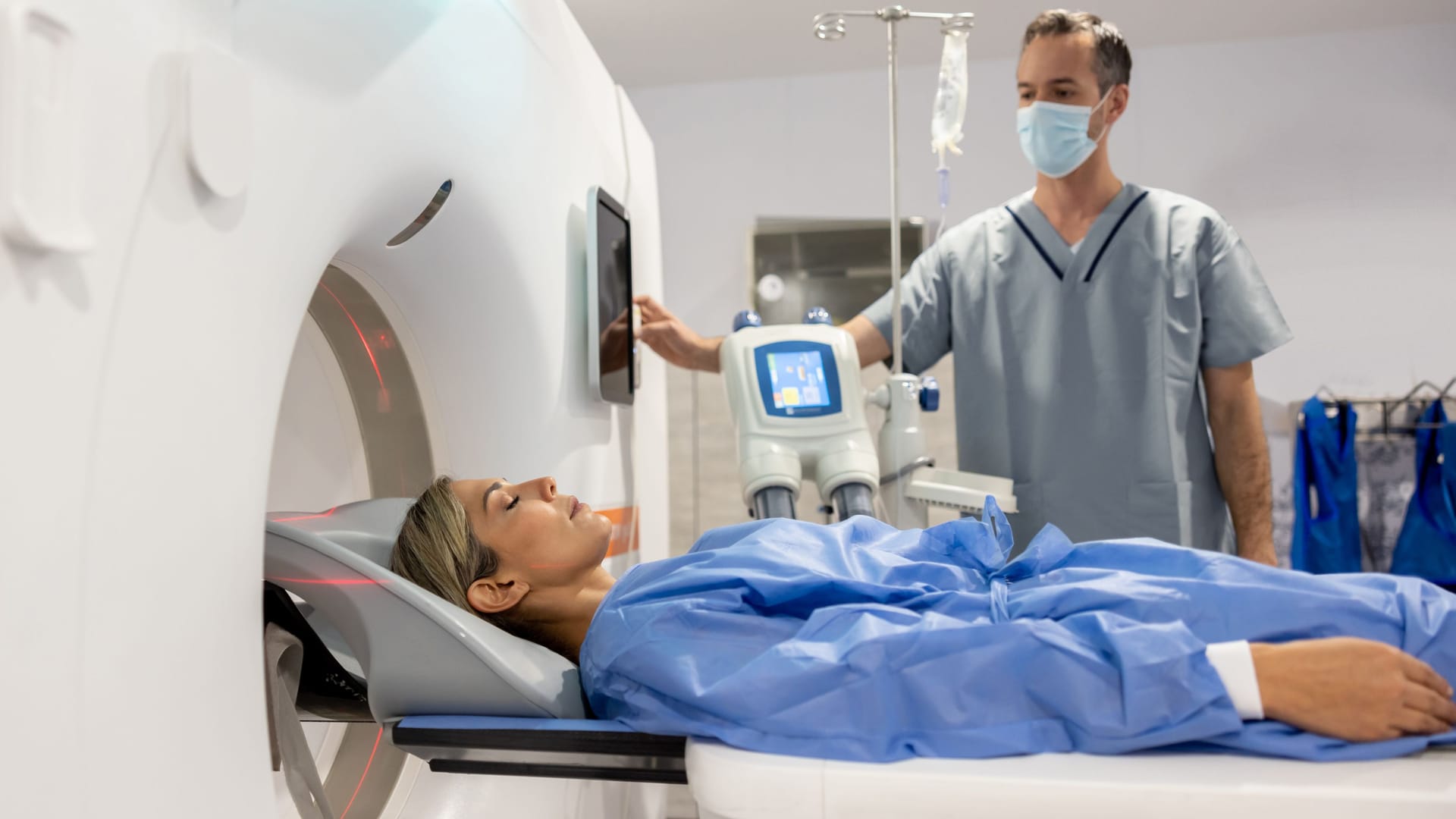 Alzheimer-Therapie mit Donanemab: Die Behandlung erfordert regelmäßige MRT-Kontrollen und eine enge ärztliche Begleitung.