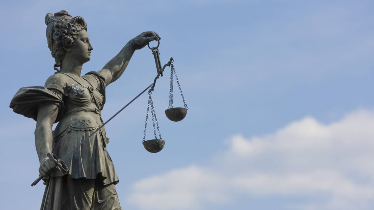 Justiz verwundbar gegen politische Einflussnahme und autoritäre Angriffe