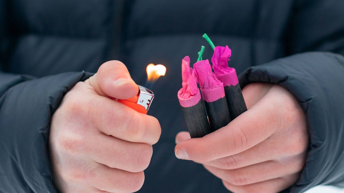 Böller explodiert in Hand – 17-Jähriger bei Geburtstag verletzt