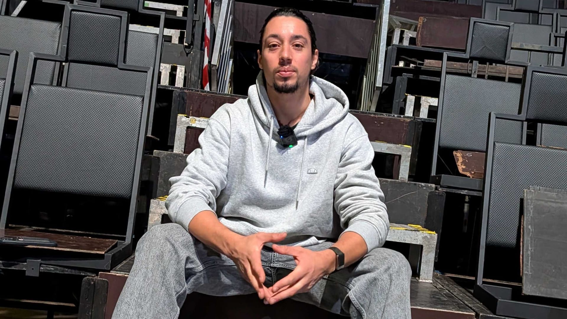 René Casselly im Flic-Flac-Zirkus in Duisburg: Der Star-Artist bereitet sich auf sein akkrobatisches Abenteuer vor.