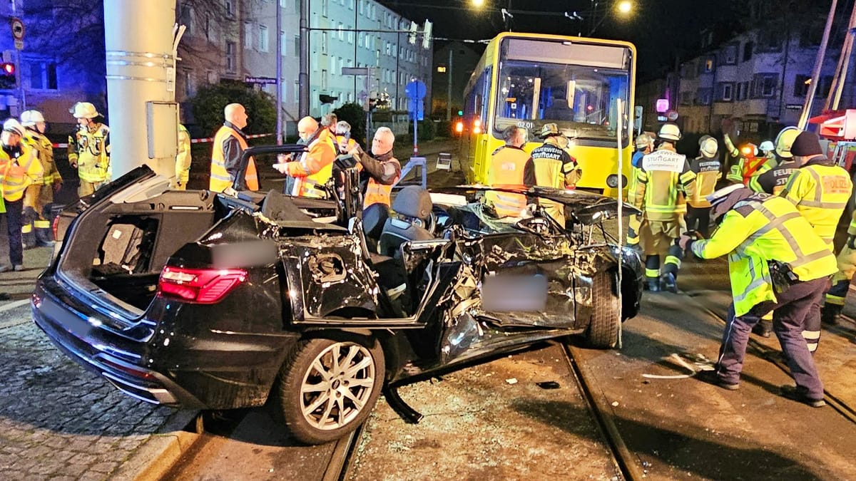 Stadtbahn-entgleist-nach-Unfall-Autofahrer-schwer-verletzt