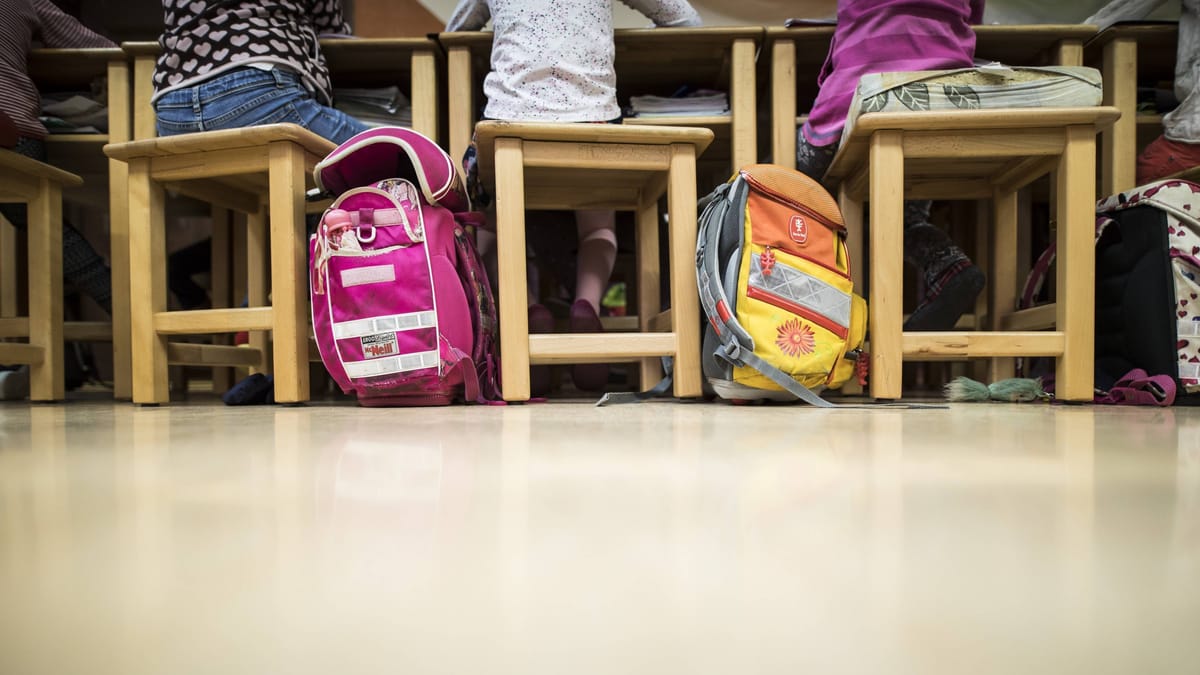 Kinder werfen elfjährigen Mitschüler die Treppe hinunter