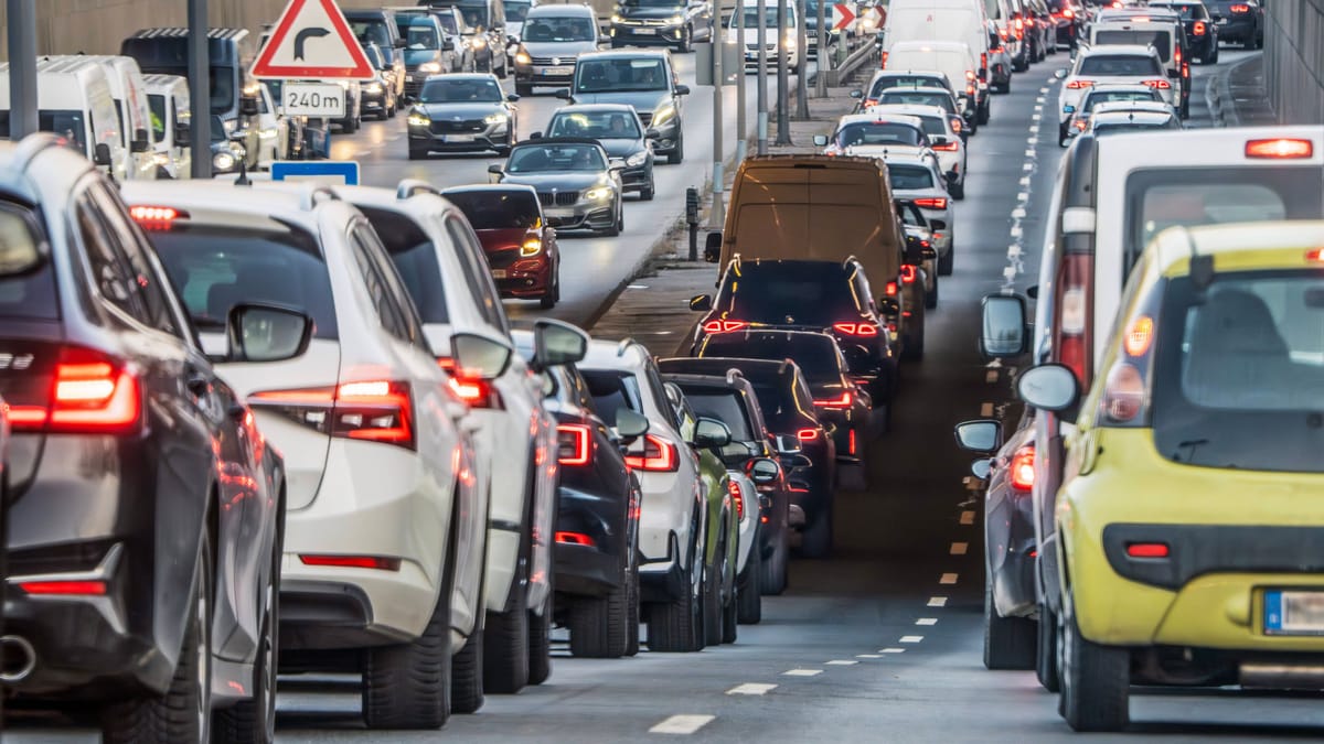 So lange stehen Autofahrer durchschnittlich im Stau