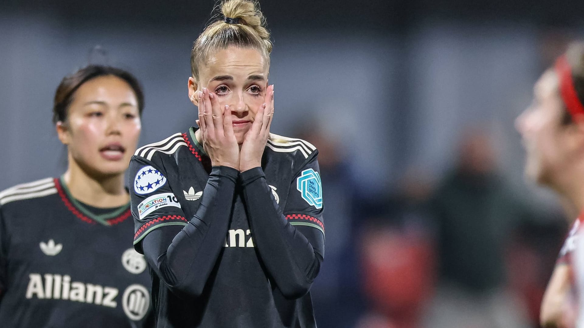 Fassungslos: Giulia Gwinn nach ihrem übers Tor gejagten Elfmeter.