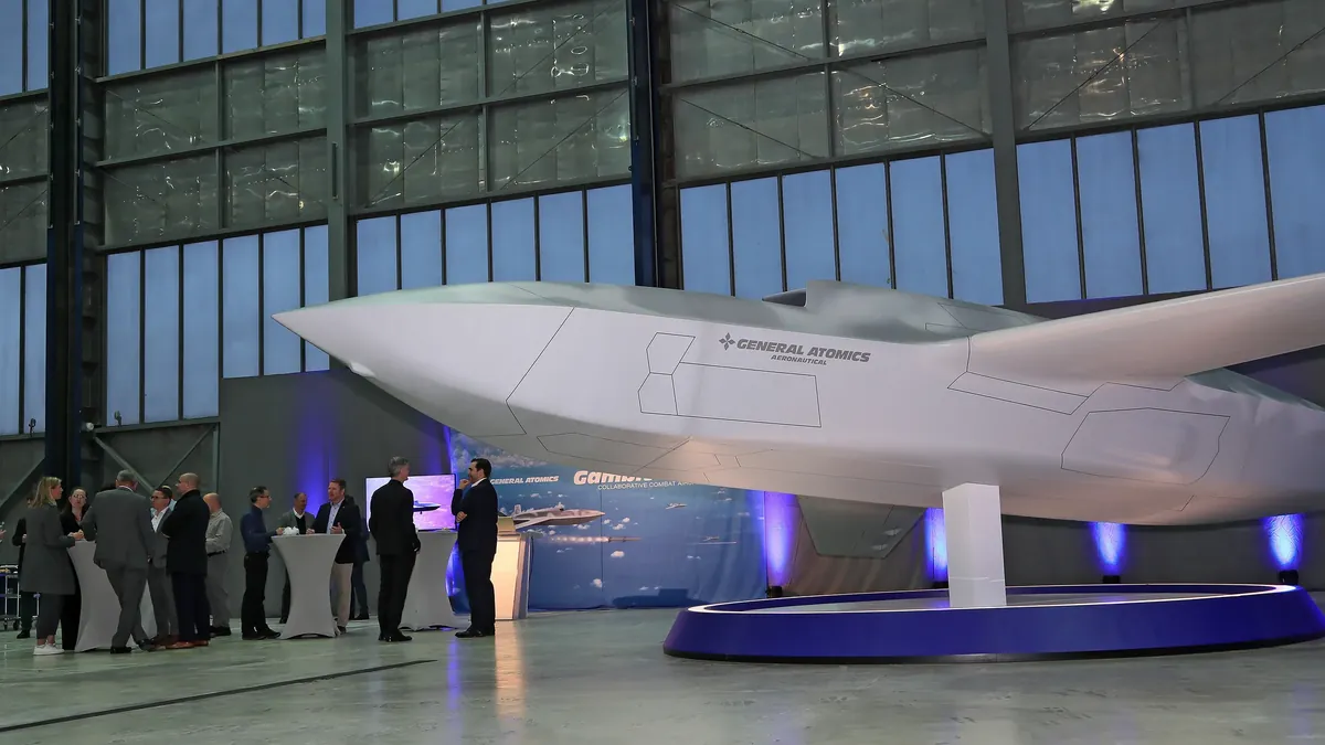 General Atomics präsentiert unbemanntes Kampfflugzeug Gambit General Atomics präsentiert unbemanntes Kampfflugzeug Gambit