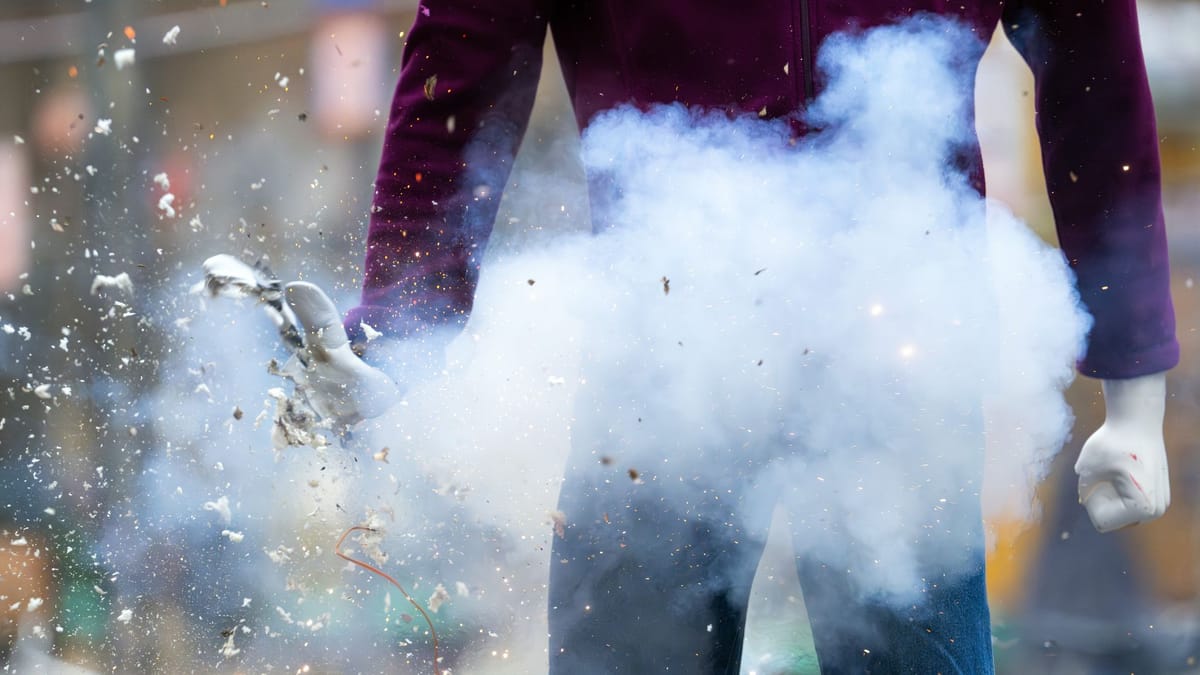 Teenager zündet Böller – schwere Verletzung Teenager zündet Böller – schwere Verletzung