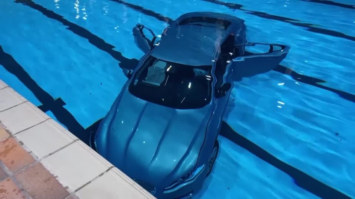 Frau verliert Kontrolle über Auto – und kracht in Hallenbad Frau verliert Kontrolle über Auto – und kracht in Hallenbad