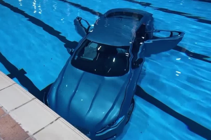Frankreich: Ein Auto liegt am Grund eines Schwimmbeckens.