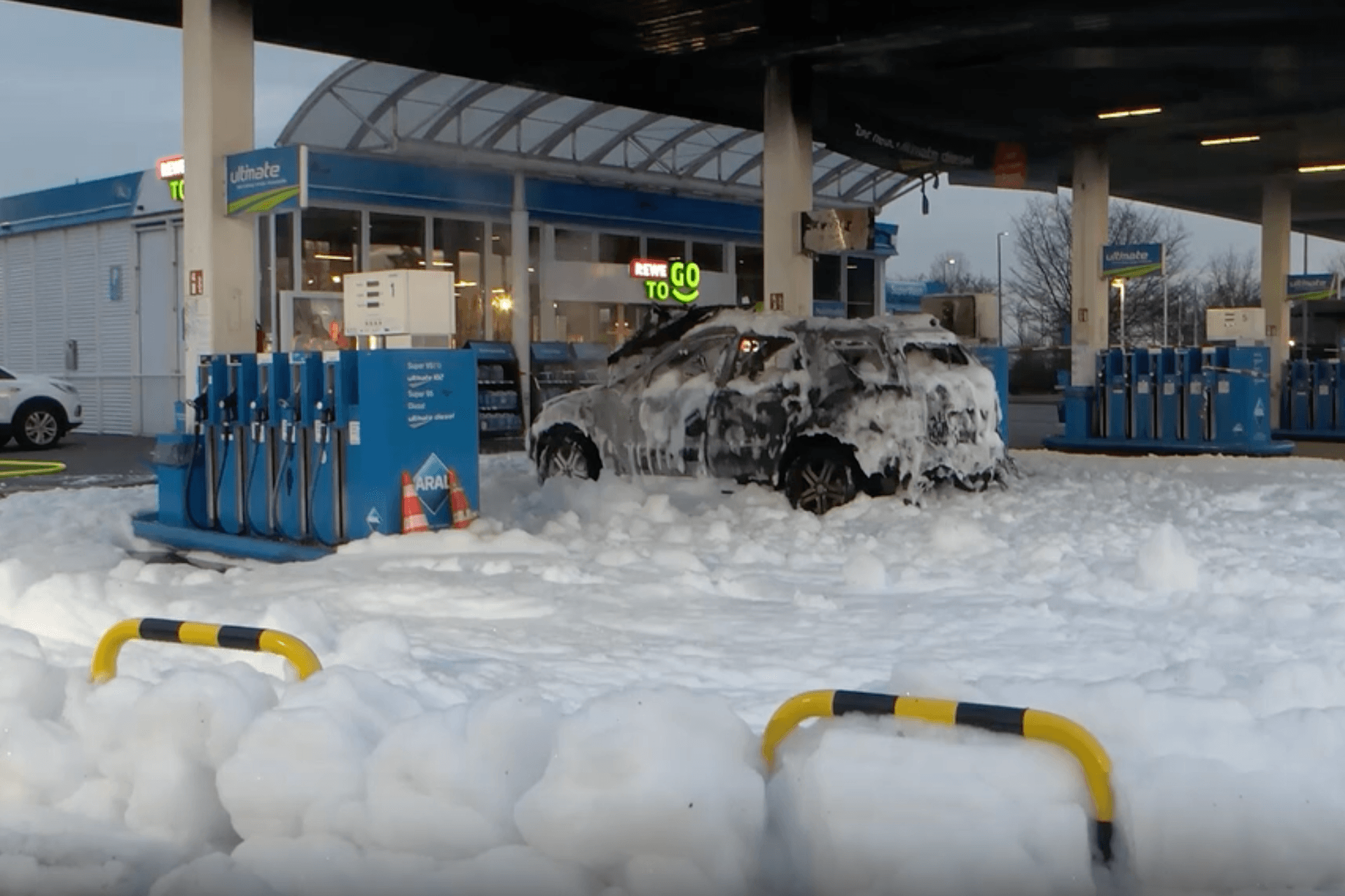 Mannheim: Ein Auto ist an einer Tankstelle in Brand geraten.