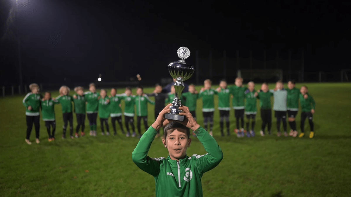 Fallr-ckzieher-Traumtor-Neunj-hriger-Fu-baller-begeistert-das-Internet