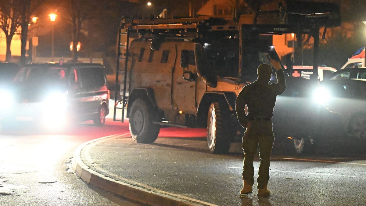 Spezialkräfte retten Kind aus Familie Spezialkräfte retten Kind aus Familie