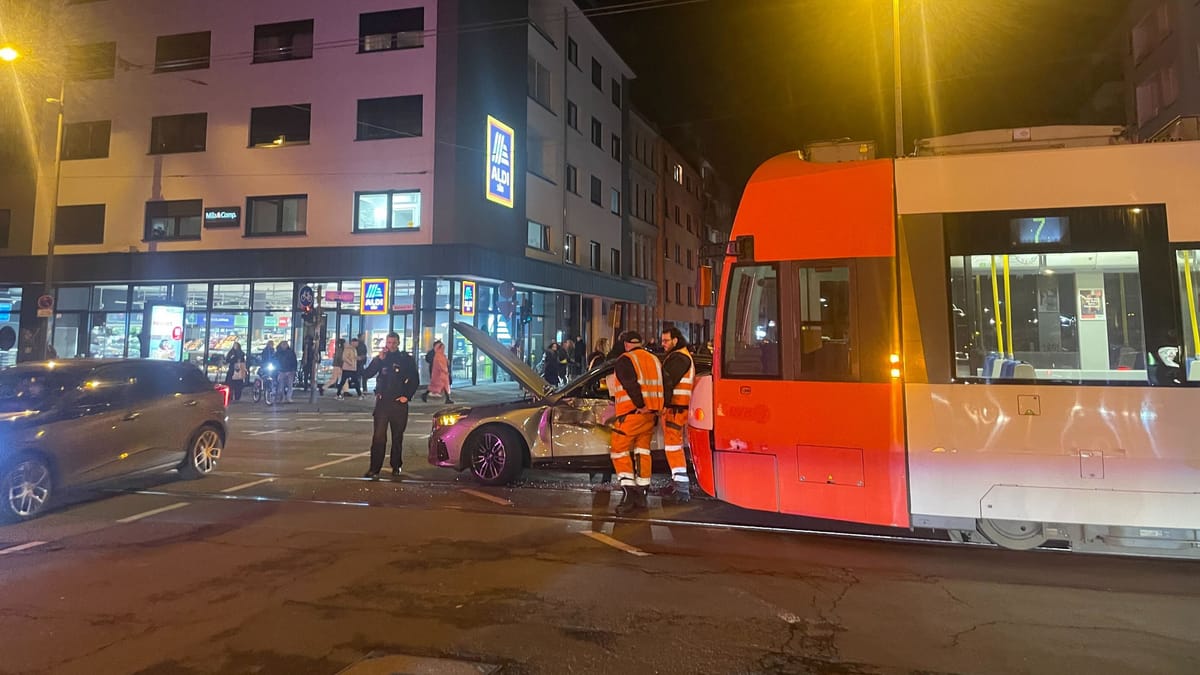 K-ln-Unfall-auf-Aachener-Stra-e-Auto-prallt-in-KVB-Bahn