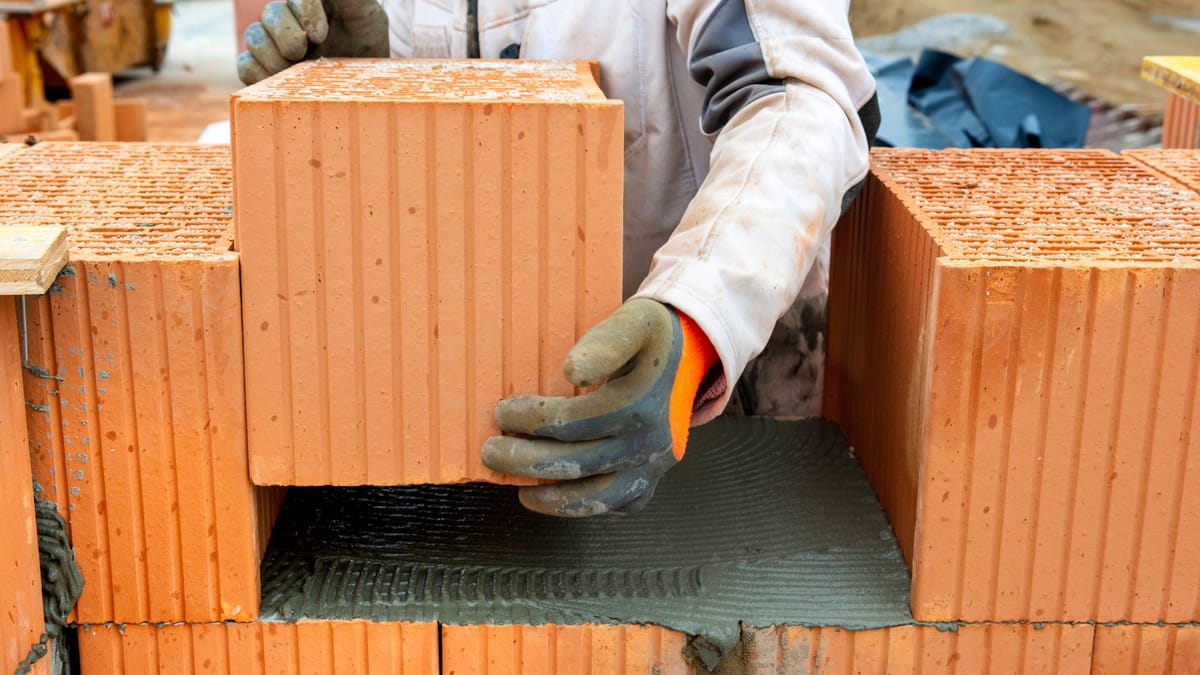 Lehrer in Österreich gab wohl Auftrag – Hakenkreuz gemauert