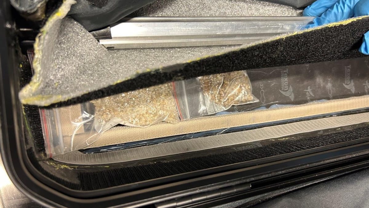 Mann versteckt über 11.000 Rohdiamanten im Koffer Mann versteckt über 11.000 Rohdiamanten im Koffer