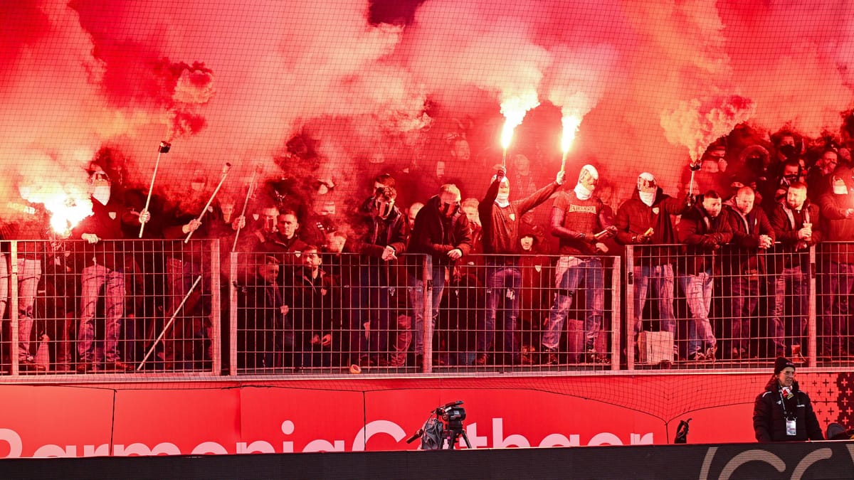 Wirbel um angebliche Nacktkontrollen vor Derby in Leverkusen Wirbel um angebliche Nacktkontrollen vor Derby in Leverkusen