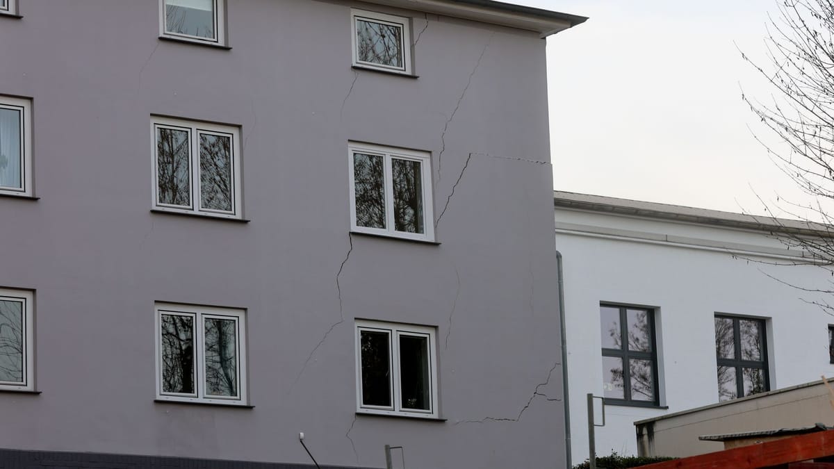 Mehrfamilienhaus akut von Einsturz bedroht – Feuerwehr evakuiert Mehrfamilienhaus akut von Einsturz bedroht – Feuerwehr evakuiert